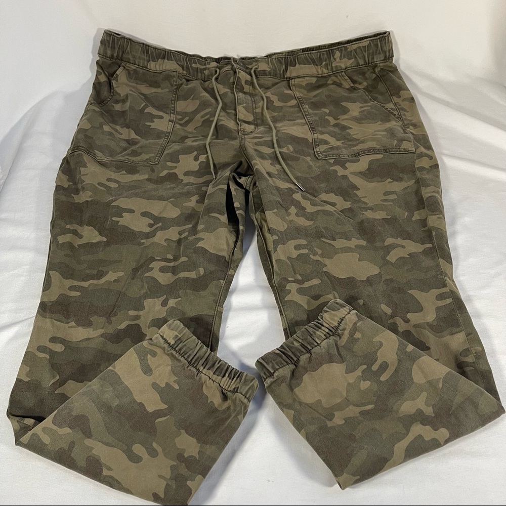 American Eagle Camouflage Jogger Pants Zipper Ankle Pockets Sz 24 Short Womens